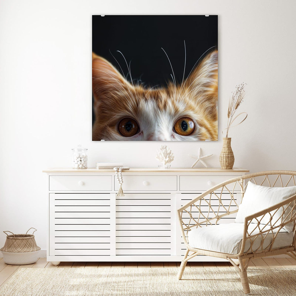 Glasbild Katze mit Bernsteinaugen an der Wand – Rot-weiße Katze schaut von unten ins Bild, nur Ohren und große bernsteinfarbene Augen vor Schwarz