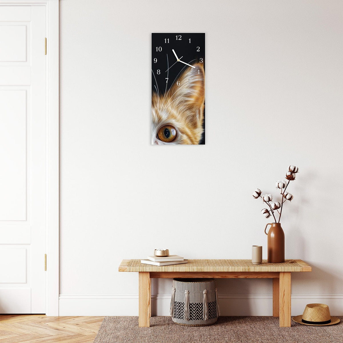 Moderne Wanduhr aus Glas mit Farbtiefe – Wanduhr Sanfter Katzenblick aus Glas – Hochformat 30 × 60 cm