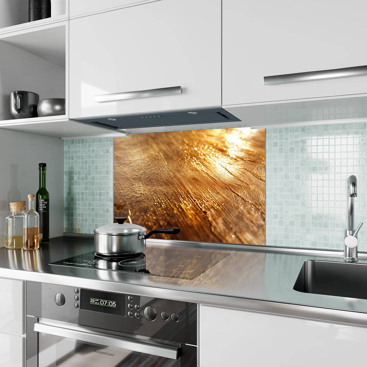Küchenrückwand aus Glas Schimmerndes Gold im Hochformat als Spritzschutz hinter dem Kochfeld, über dem Fliesenspiegel montiert