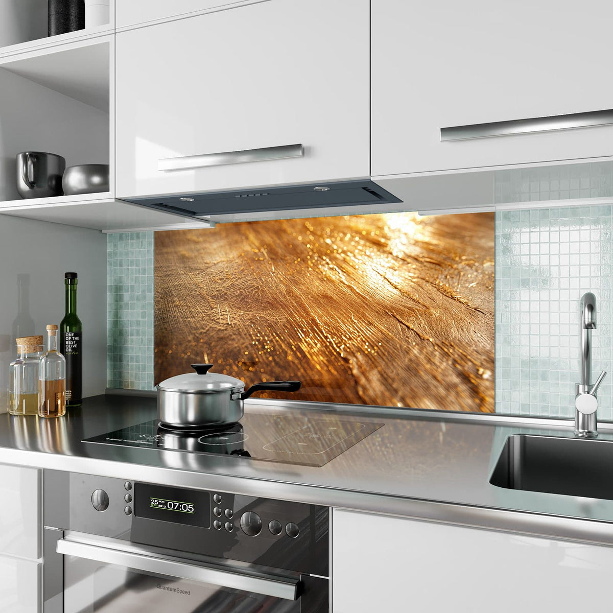 Küchenrückwand aus Glas Schimmerndes Gold im Hochformat als Spritzschutz hinter dem Kochfeld, über dem Fliesenspiegel montiert