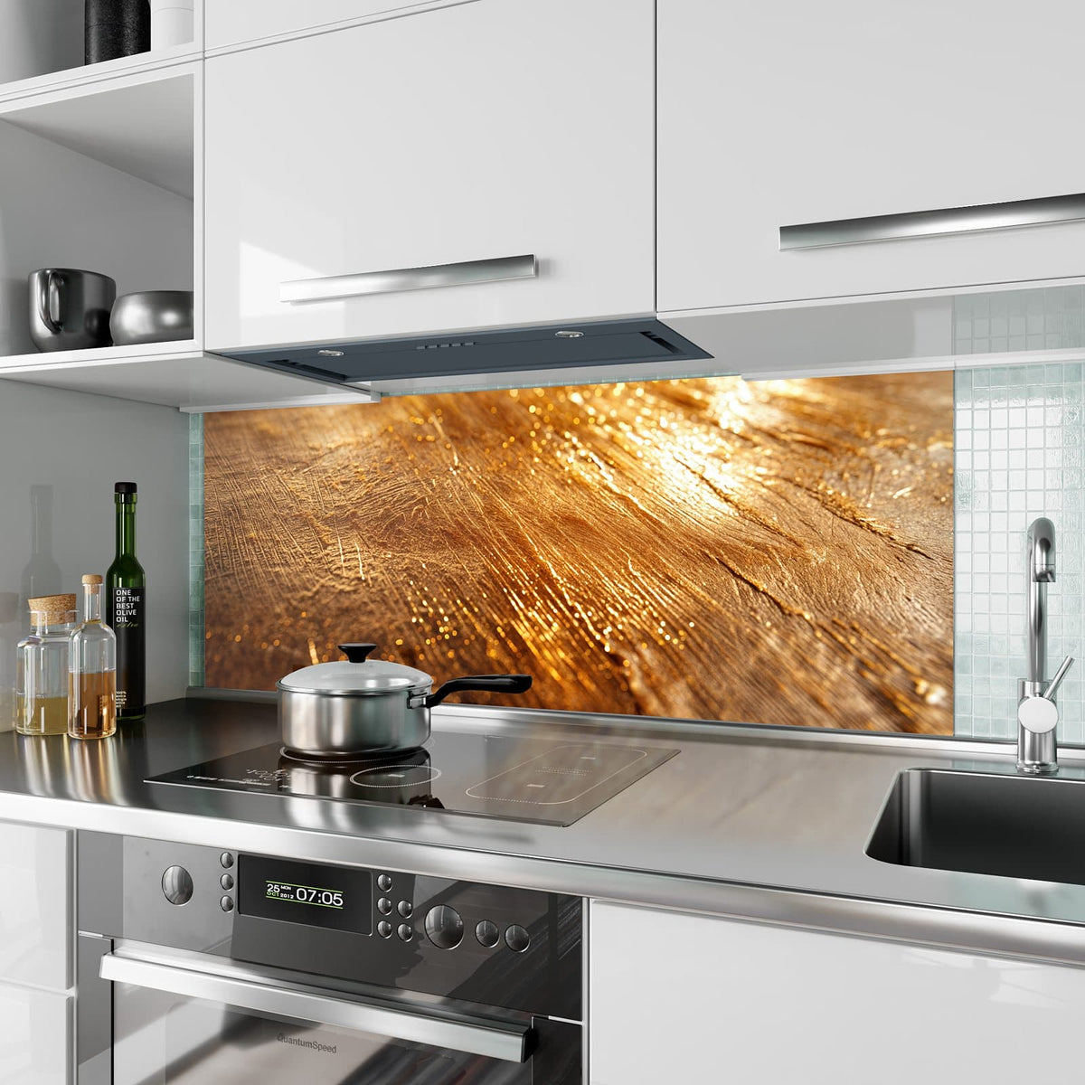 Küchenrückwand aus Glas Schimmerndes Gold im Hochformat als Spritzschutz hinter dem Kochfeld, über dem Fliesenspiegel montiert