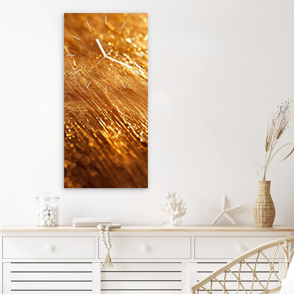 Wanduhr aus Glas im Hochformat Schimmerndes Gold mit Ziffernblatt Linie über einem weißen Sideboard