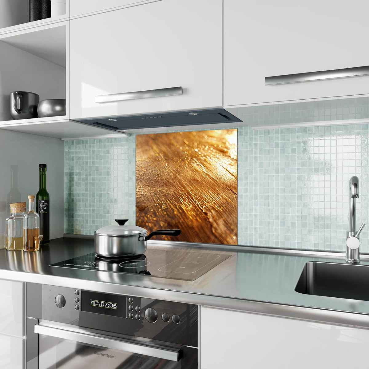 Küchenrückwand aus Glas Schimmerndes Gold im quadratischen Format als Spritzschutz hinter dem Kochfeld, über dem Fliesenspiegel montiert