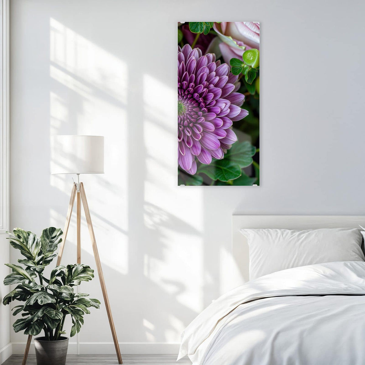 Glasbild Rosen und Chrysantheme an der Wand – Violette Chrysantheme im Zentrum, umgeben von rosa Rosen und grünen Beeren