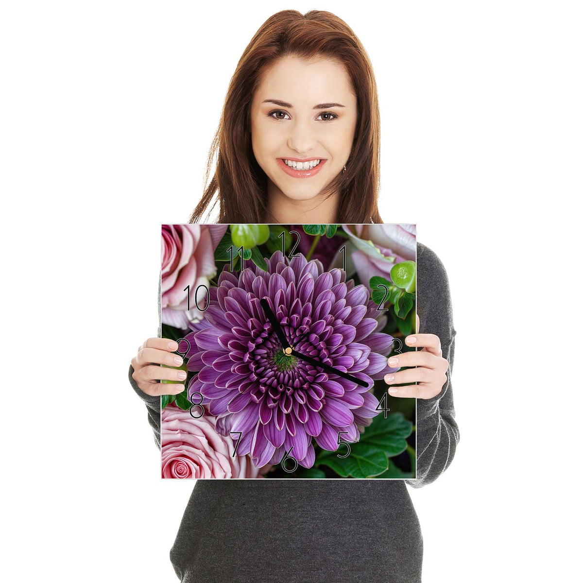 Violette Chrysantheme im Zentrum, umgeben von rosa Rosen und grünen Beeren