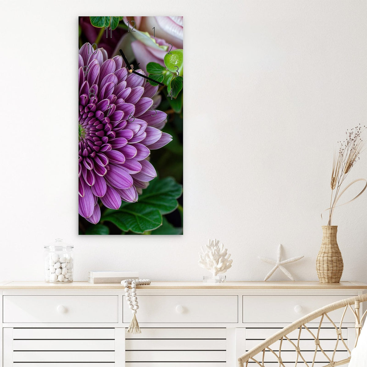 Wanduhr Sanfte Blumenarrangement aus Glas – Rosa Rosen mit purpurner Chrysantheme