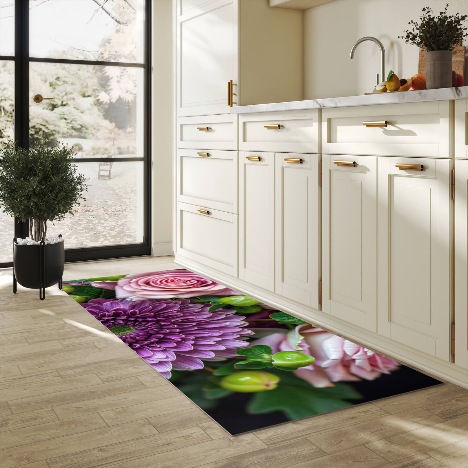 Komfortabler moderner Küchenläufer mit Motiv Sanfte Blumenarrangement in heller Küche