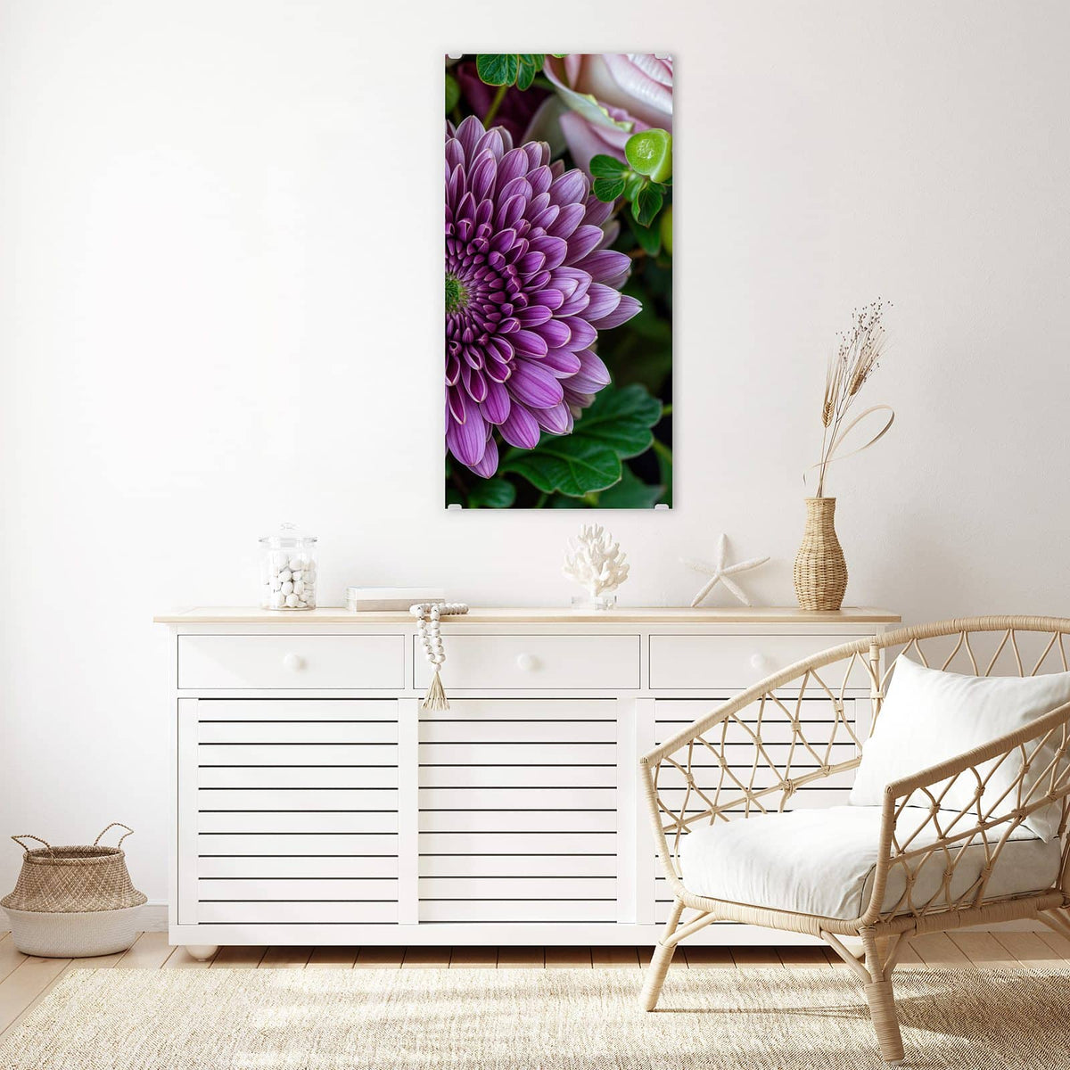 Glasbild Rosen und Chrysantheme an der Wand – Violette Chrysantheme im Zentrum, umgeben von rosa Rosen und grünen Beeren