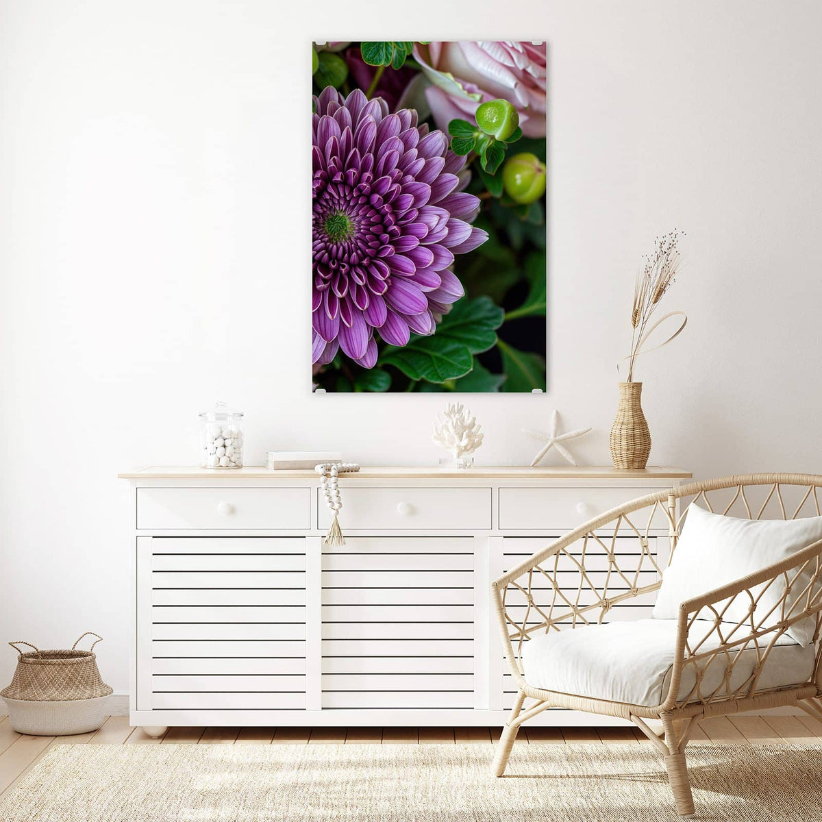 Glasbild Rosen und Chrysantheme an der Wand – Violette Chrysantheme im Zentrum, umgeben von rosa Rosen und grünen Beeren