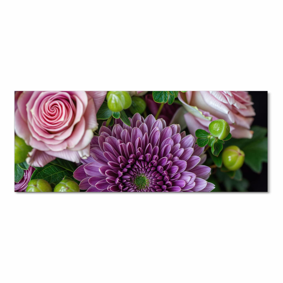 Violette Chrysantheme im Zentrum, umgeben von rosa Rosen und grünen Beeren