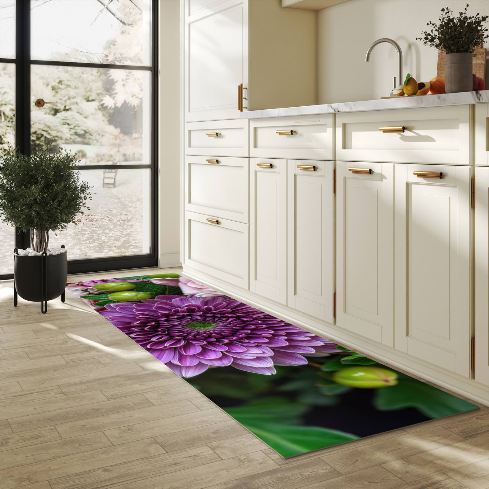 Langlebiger Küchenläufer mit Motiv Sanfte Blumenarrangement in heller Küche