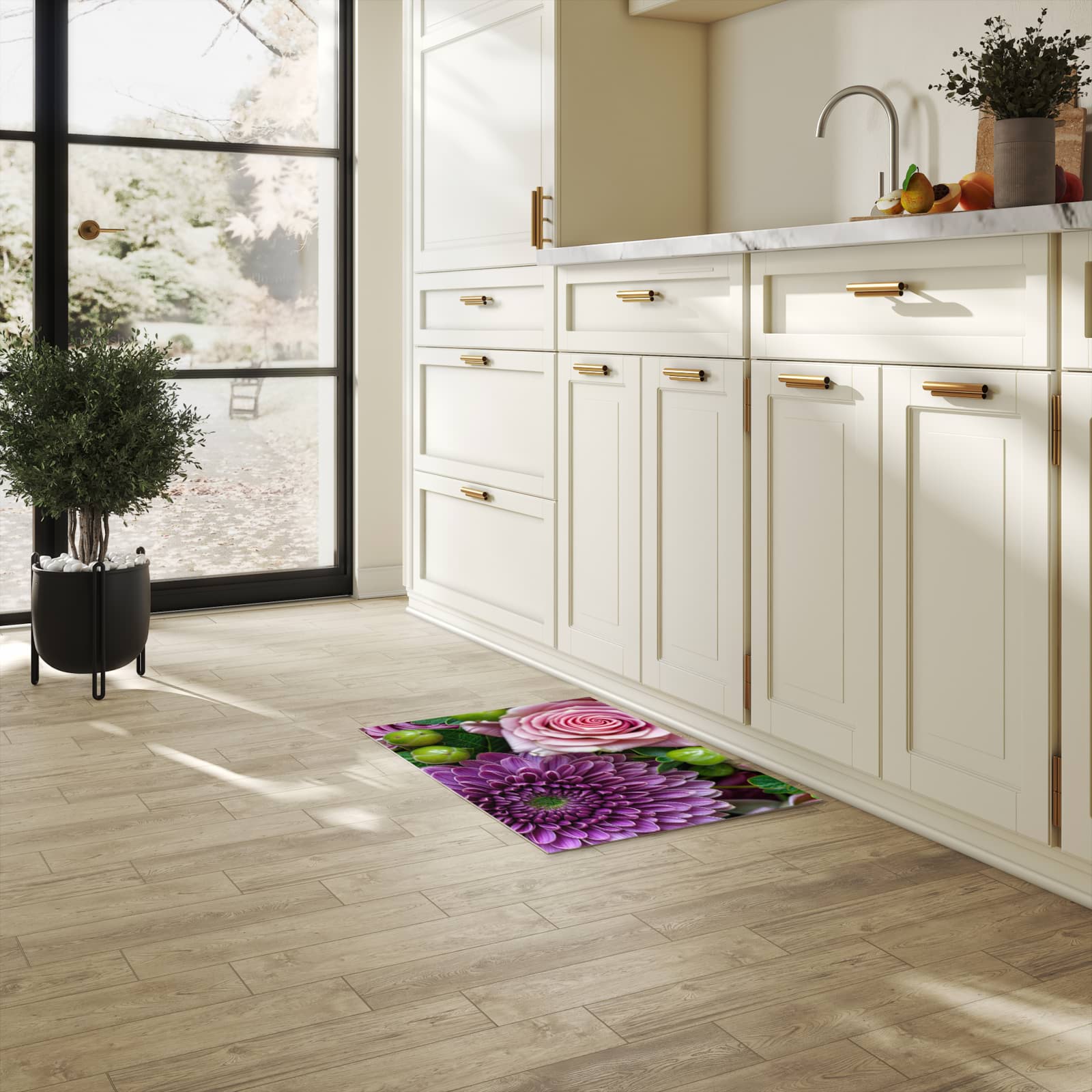 Fleckenresistenter rutschfester Küchenläufer mit Motiv Sanfte Blumenarrangement in heller Küche