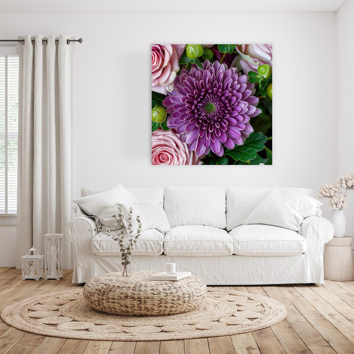 Glasbild Rosen und Chrysantheme an der Wand – Violette Chrysantheme im Zentrum, umgeben von rosa Rosen und grünen Beeren