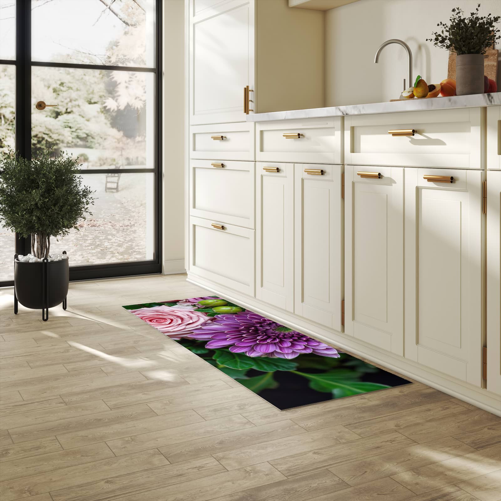 Abriebfester Küchenläufer mit Motiv Sanfte Blumenarrangement in heller Küche