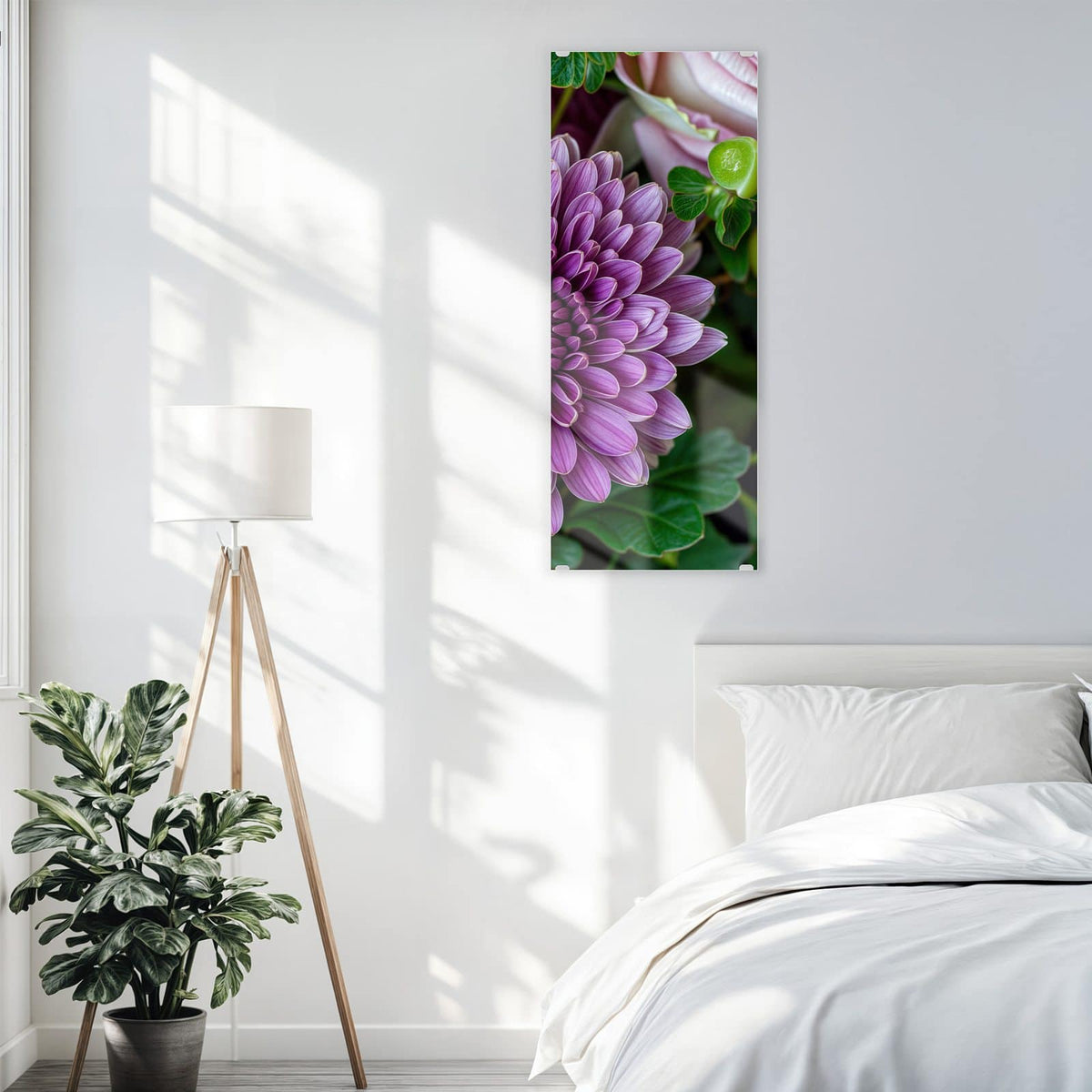 Glasbild Rosen und Chrysantheme an der Wand – Violette Chrysantheme im Zentrum, umgeben von rosa Rosen und grünen Beeren