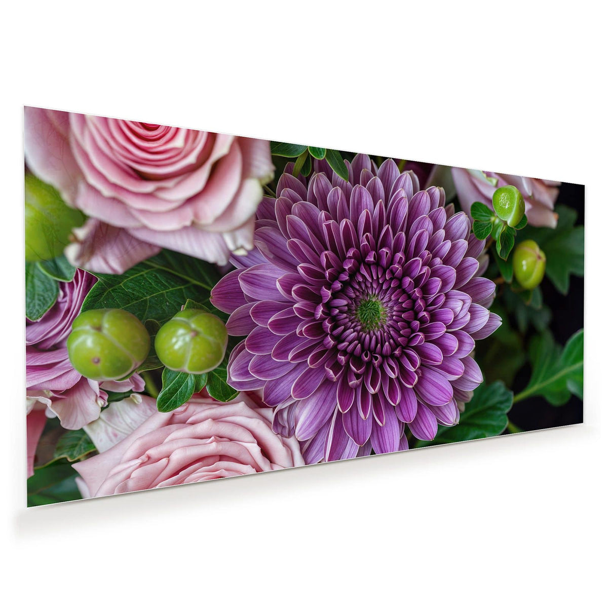 Violette Chrysantheme im Zentrum, umgeben von rosa Rosen und grünen Beeren