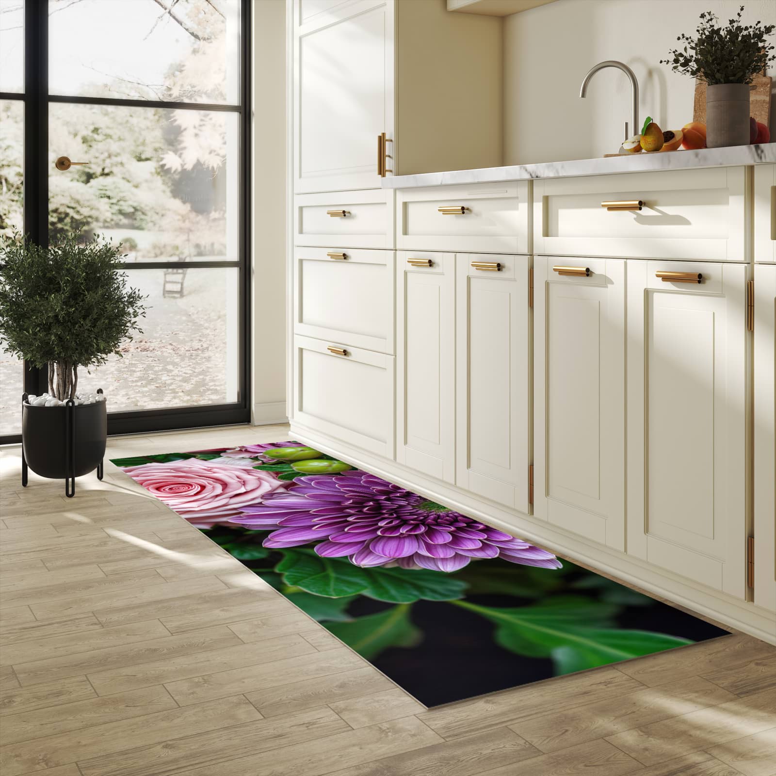 Geruchsneutraler rutschfester Küchenläufer mit Motiv Sanfte Blumenarrangement in heller Küche