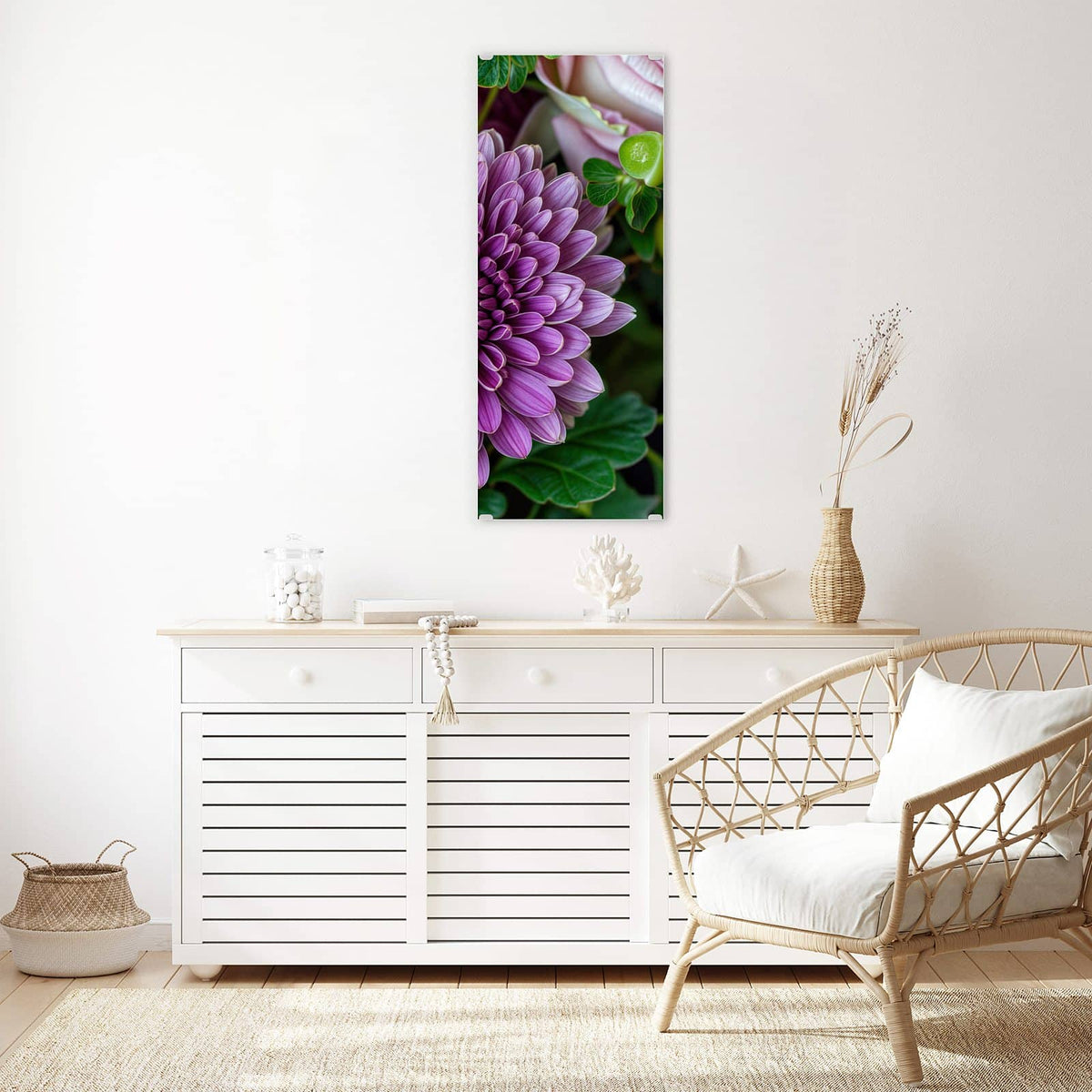 Glasbild Rosen und Chrysantheme an der Wand – Violette Chrysantheme im Zentrum, umgeben von rosa Rosen und grünen Beeren
