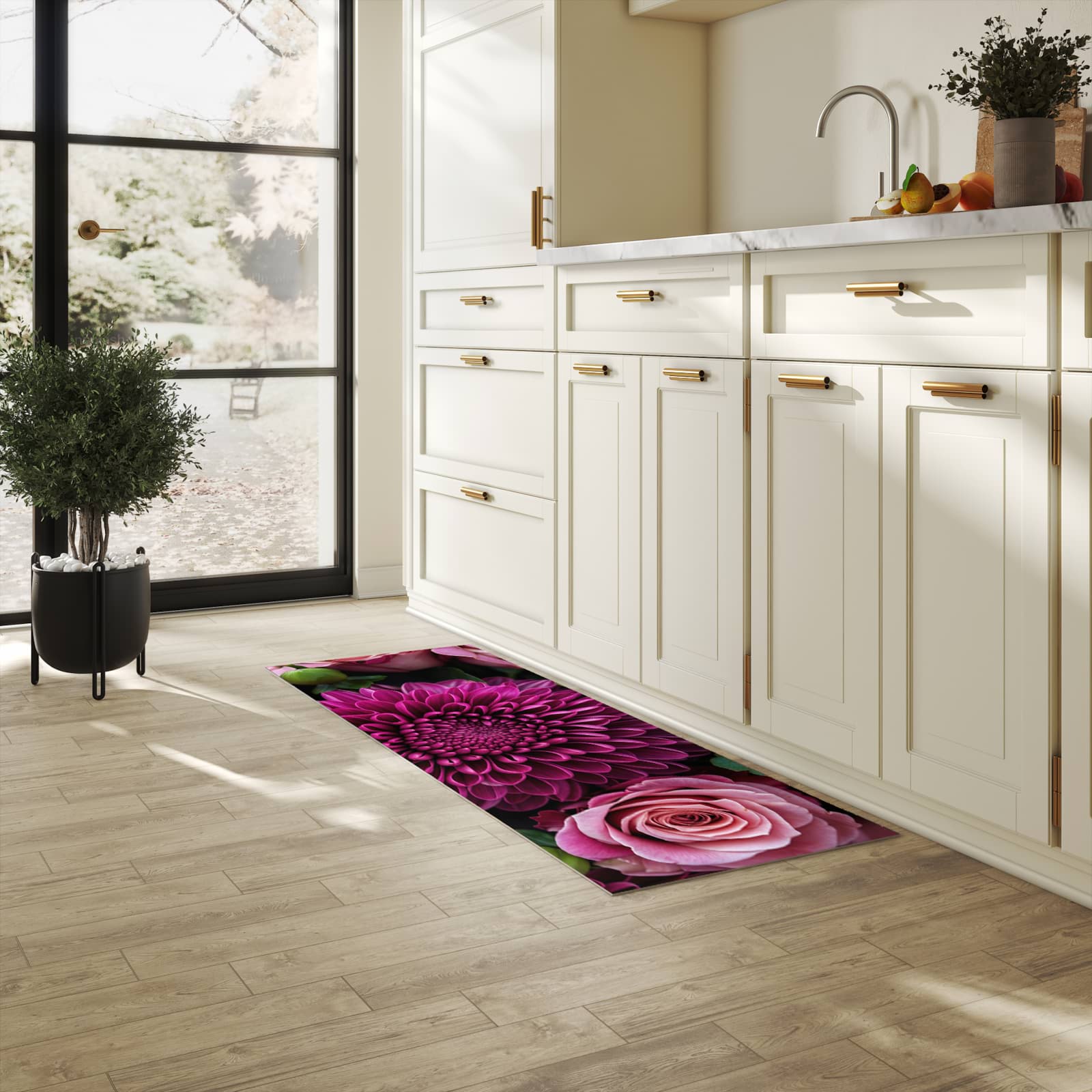 Strapazierfähiger Bodenläufer mit Motiv Stille Blumenarrangement in heller Küche
