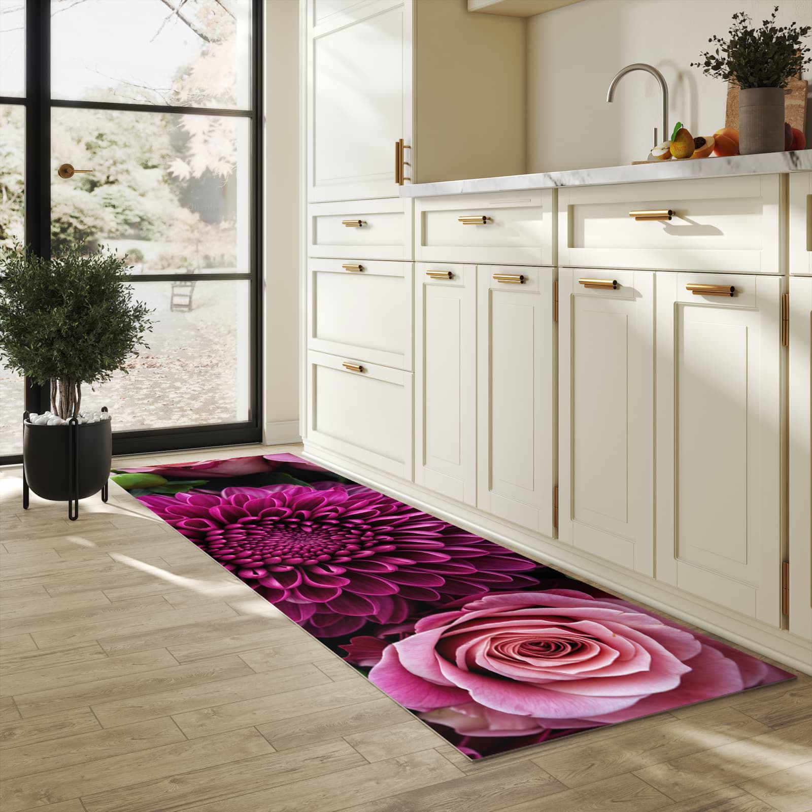 Bodenschonender waschbarer Küchenteppich mit Motiv Stille Blumenarrangement in heller Küche