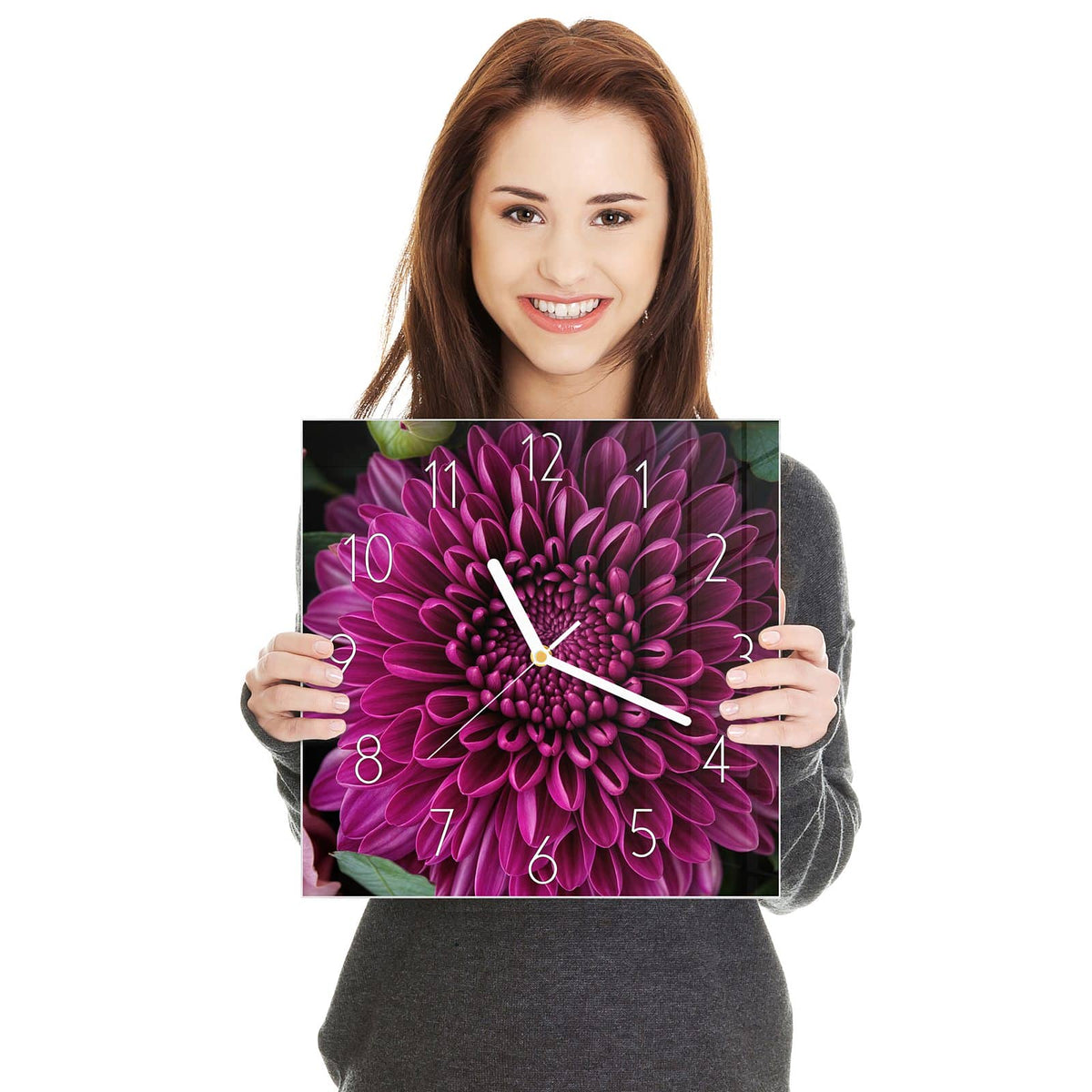 Magentafarbene Chrysantheme formatfüllend, nur Blätter und wenige rosa Blütenblätter am Rand
