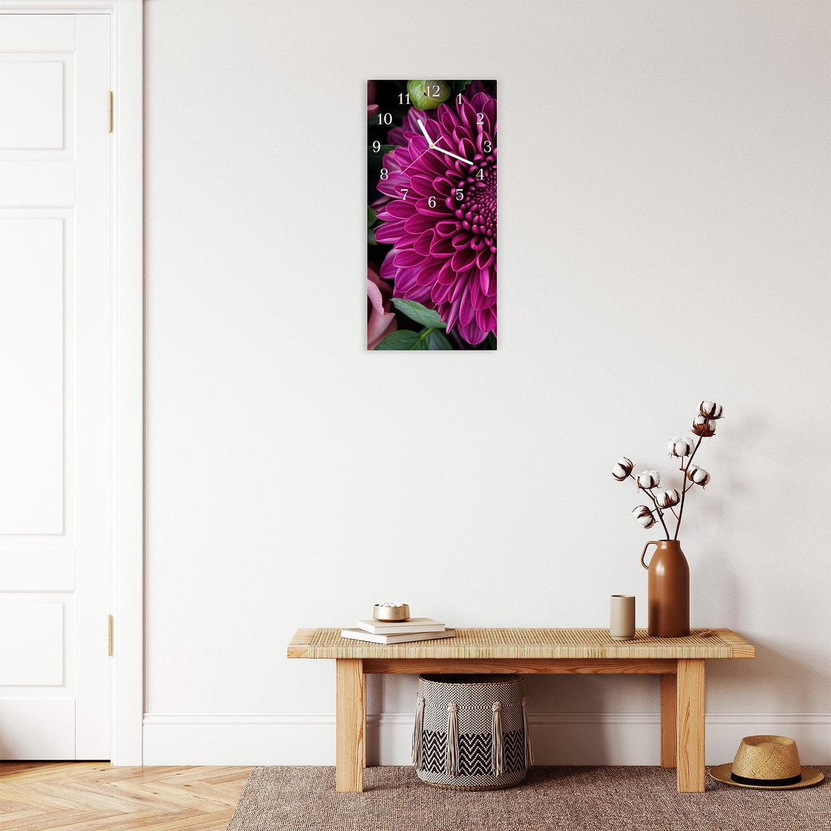 Moderne Wanduhr aus Glas mit Farbtiefe – Wanduhr Stille Blumenarrangement aus Glas – Hochformat 30 × 60 cm