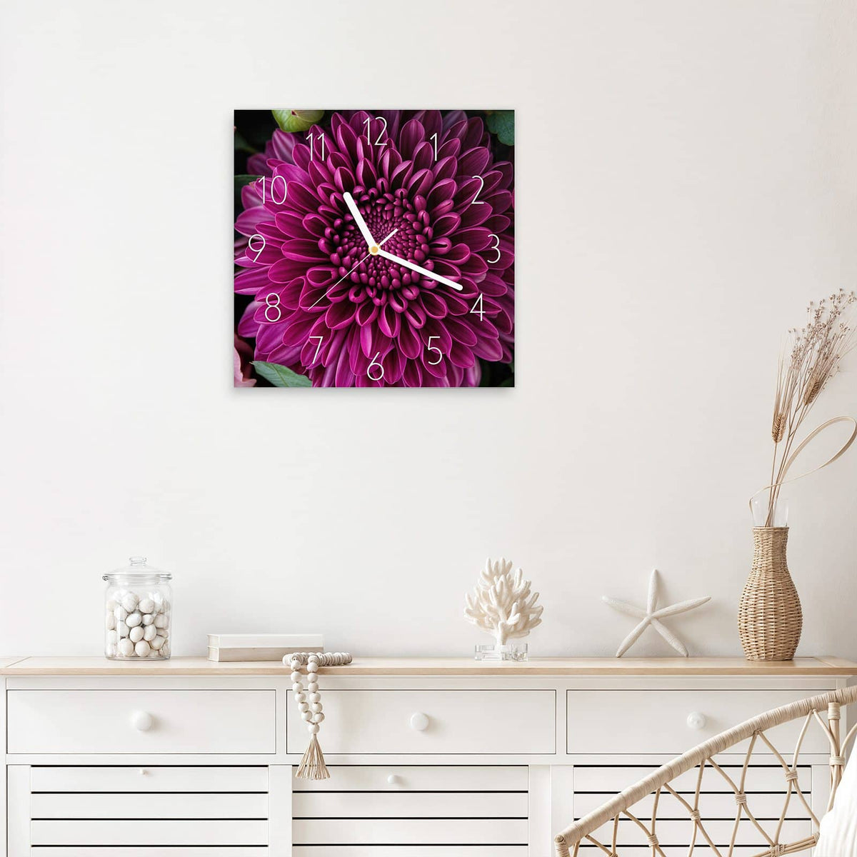Wanduhr Magenta Chrysantheme aus Glas – Quadratisch 30 × 30 cm – Magentafarbene Chrysantheme ganz nah