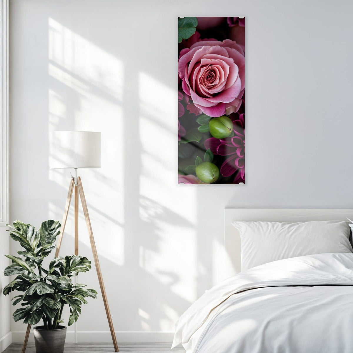 Glasbild Magenta Chrysantheme an der Wand – Magentafarbene Chrysantheme formatfüllend, nur Blätter und wenige rosa Blütenblätter am Rand