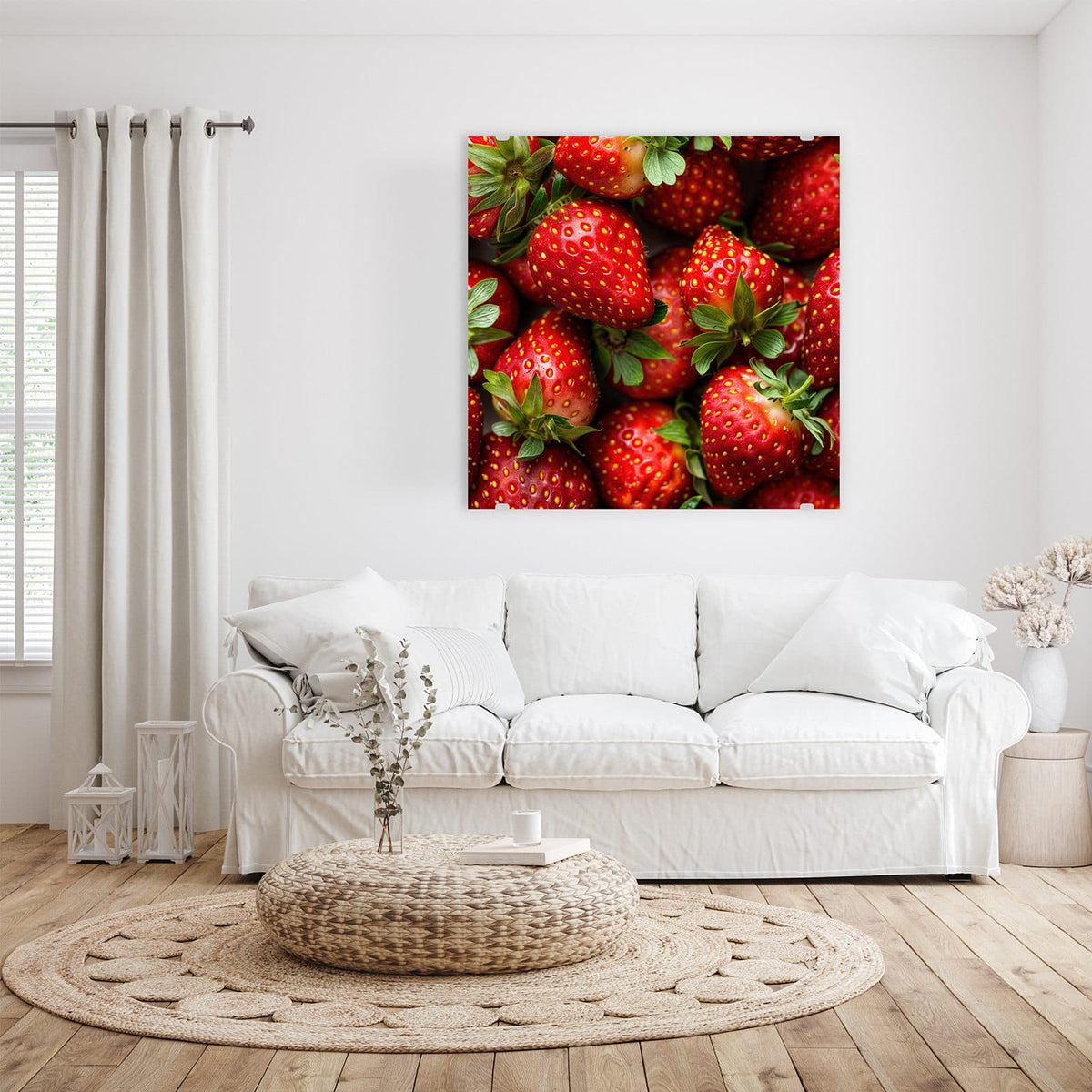 Glasbild Frische Erdbeeren an der Wand – Bildfüllend dicht liegende rote Erdbeeren mit grünen Kelchblättern von oben