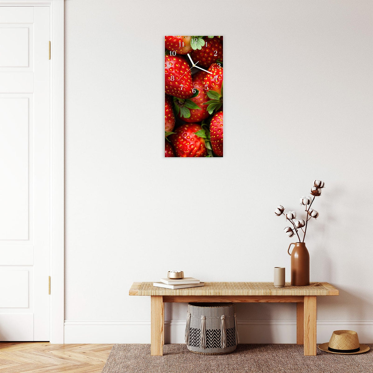 Moderne Wanduhr aus Glas mit Farbtiefe – Wanduhr Frische Erdbeeren aus Glas – Hochformat 30 × 60 cm