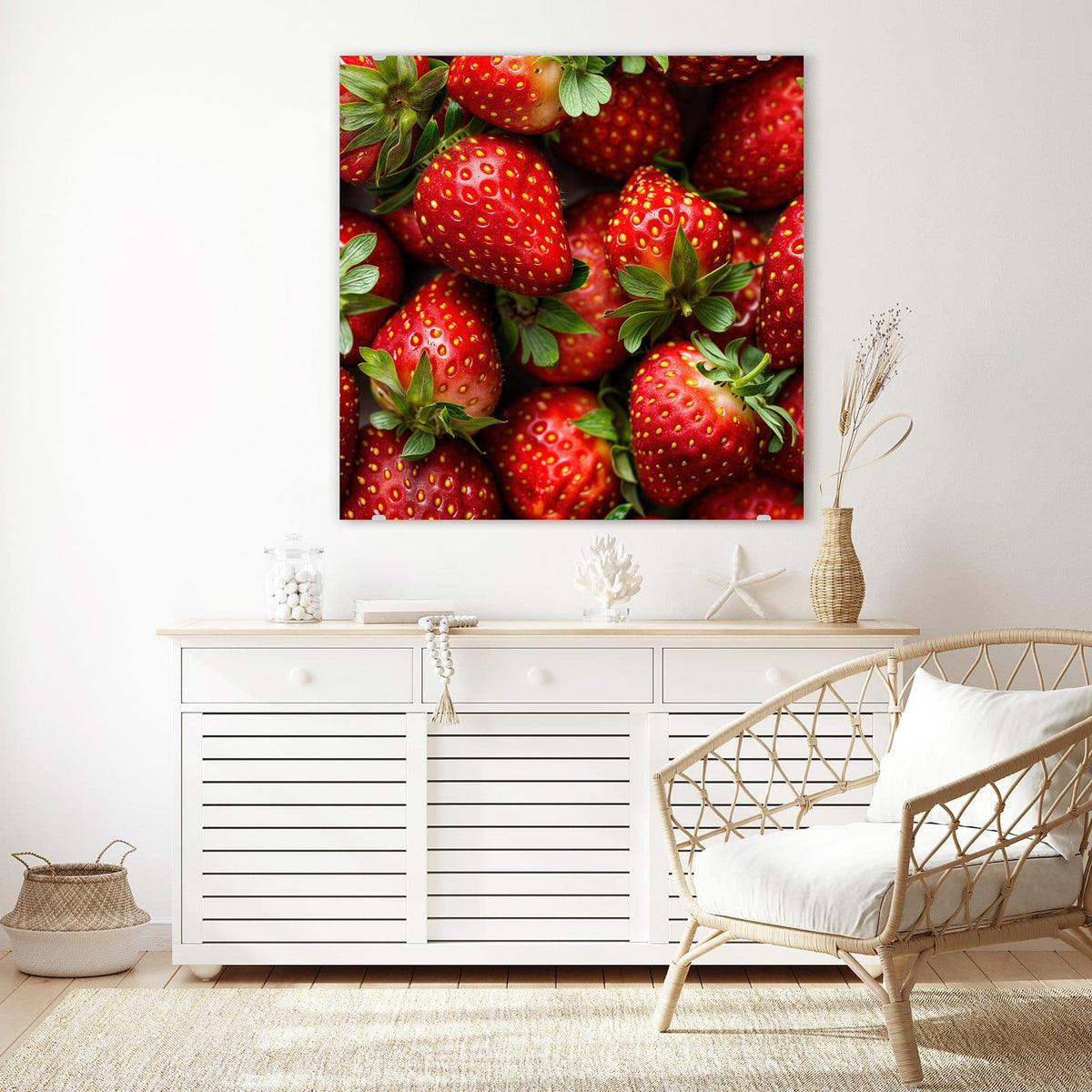 Glasbild Frische Erdbeeren an der Wand – Bildfüllend dicht liegende rote Erdbeeren mit grünen Kelchblättern von oben