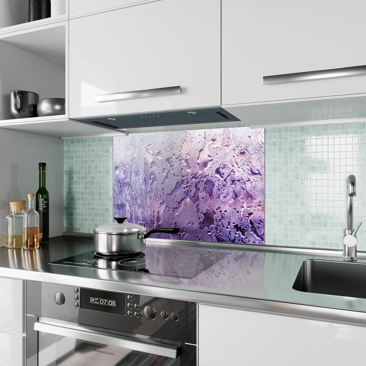 Küchenrückwand aus Glas Kondenstropfen in Lila im Hochformat als Spritzschutz hinter dem Kochfeld, über dem Fliesenspiegel montiert