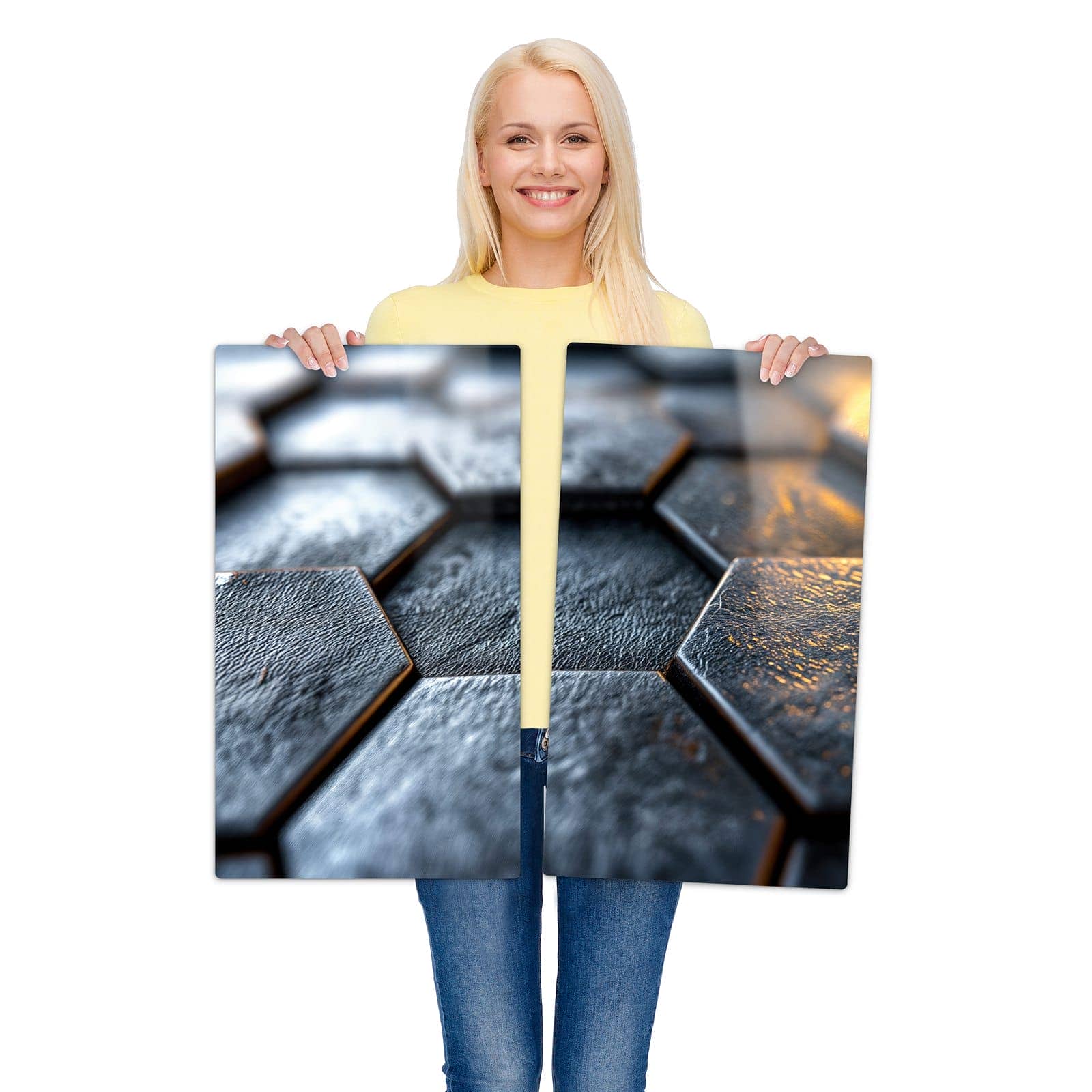 2-teilige Herdabdeckplatte mit Hexagon Fliesenstruktur-Motiv wird zur Größendarstellung gehalten