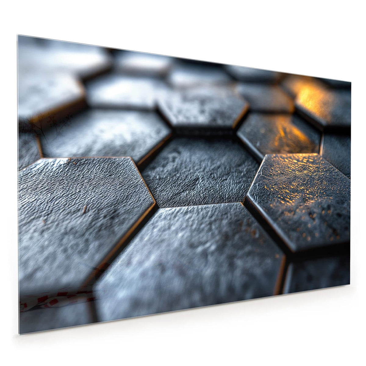 Küchenrückwand aus Glas im Hochformat mit Motiv Dunkle Hexagonfliesen: Nahaufnahme dunkelgrauer Sechseckfliesen mit rauer Oberfläche und goldenem Lichtschein
