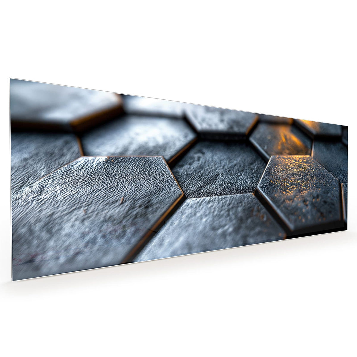 Küchenrückwand aus Glas im Hochformat mit Motiv Dunkle Hexagonfliesen: Nahaufnahme dunkelgrauer Sechseckfliesen mit rauer Oberfläche und goldenem Lichtschein