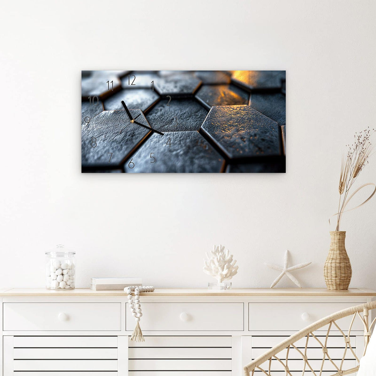 Wanduhr Hexagon Fliesenstruktur aus Glas – Querformat 60 × 30 cm – Dunkle Sechseckplatten mit Goldlicht