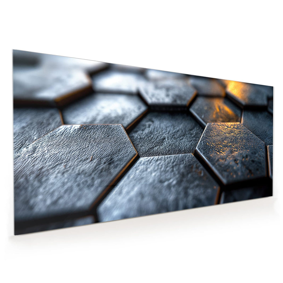 Küchenrückwand aus Glas im Hochformat mit Motiv Dunkle Hexagonfliesen: Nahaufnahme dunkelgrauer Sechseckfliesen mit rauer Oberfläche und goldenem Lichtschein