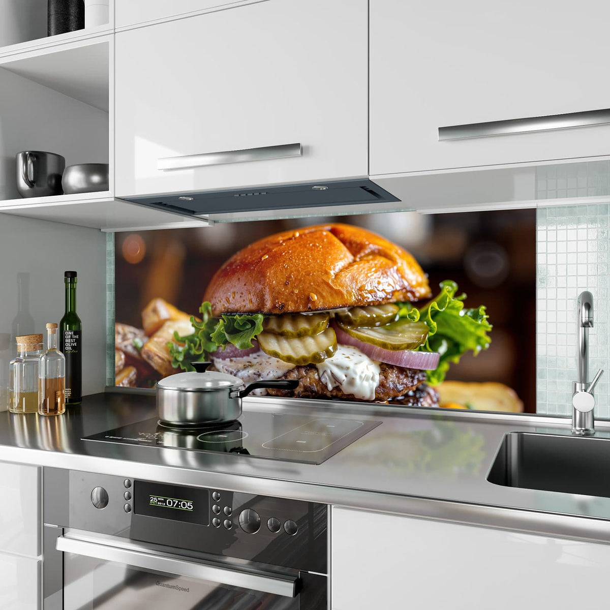 Küchenrückwand aus Glas Burger mit Kartoffeln im Hochformat als Spritzschutz hinter dem Kochfeld, über dem Fliesenspiegel montiert