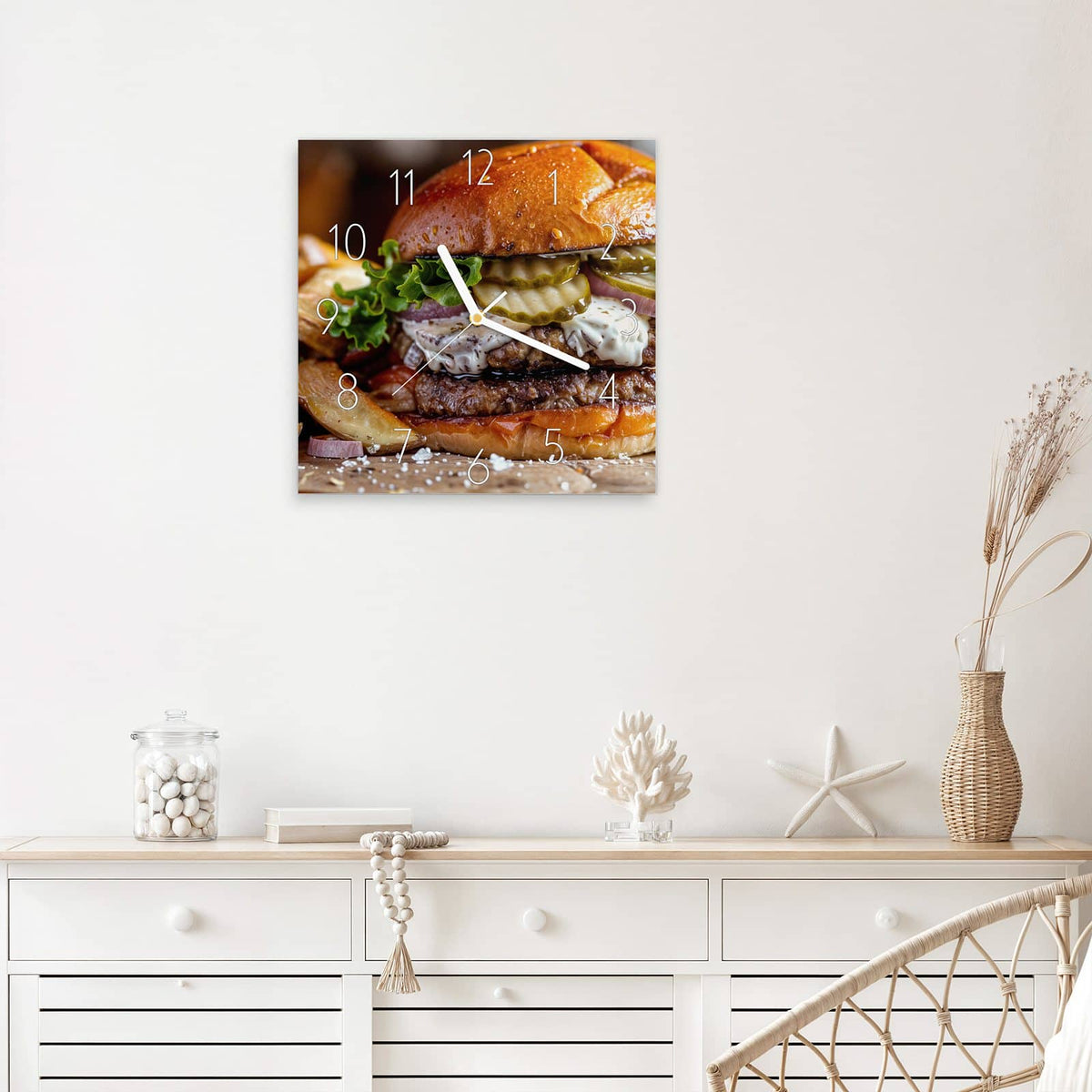 Wanduhr Burger mit Kartoffeln aus Glas – Quadratisch 30 × 30 cm – Saftiger Burger mit Kartoffelspalten