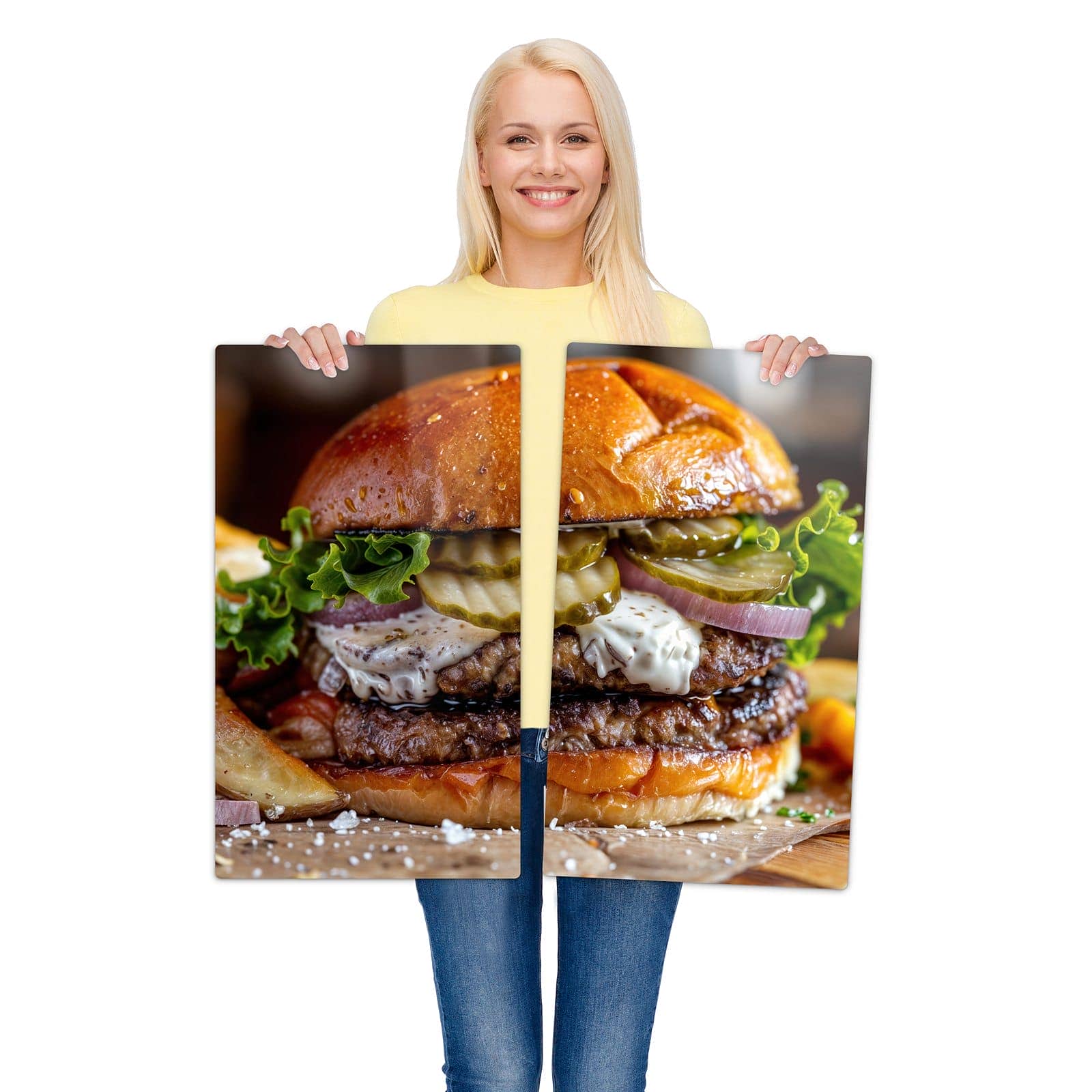 2-teilige Herdabdeckung aus Glas mit Burger mit Pommes-Motiv wird zur Größendarstellung gehalten