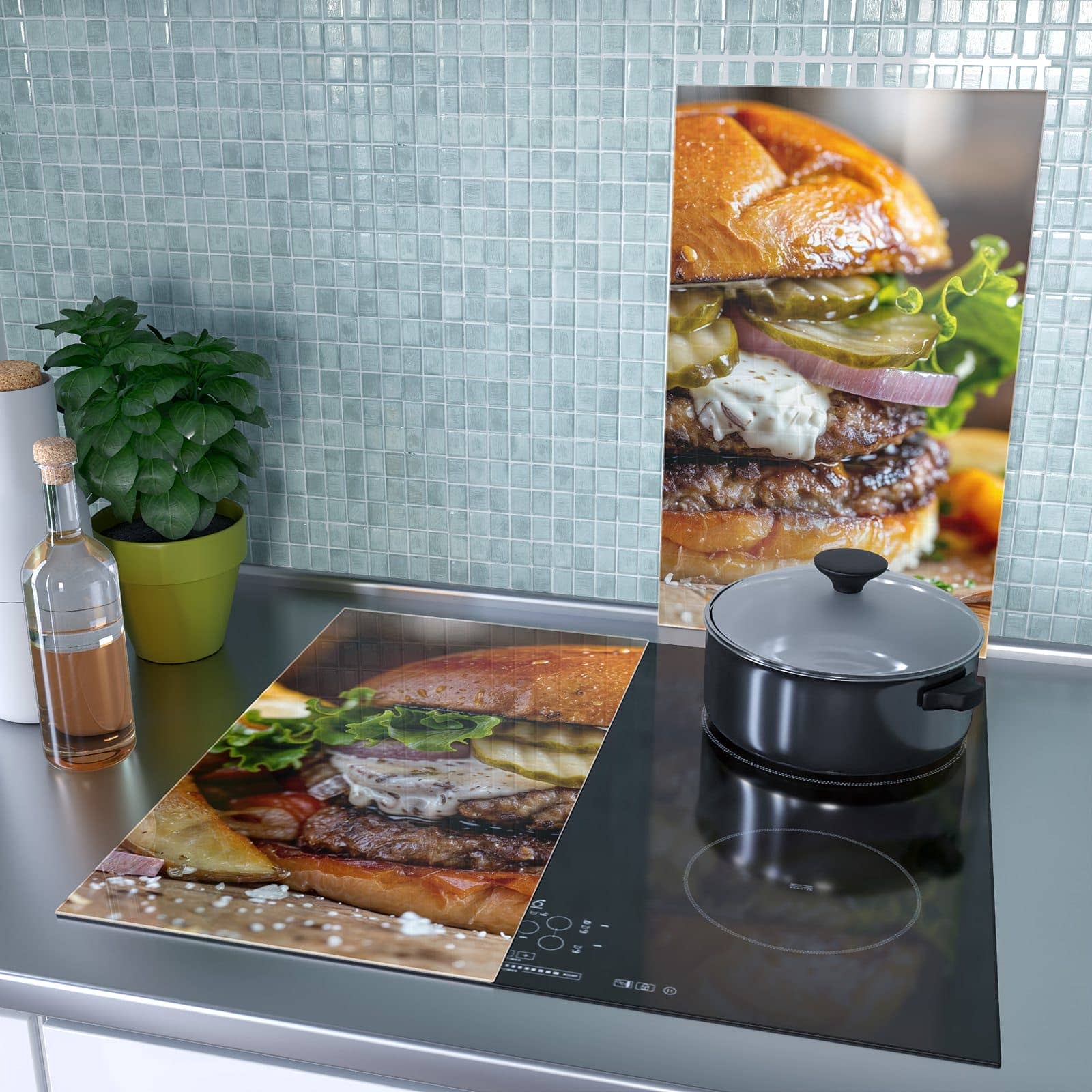 2-teilige Kochfeldabdeckung mit Burger mit Pommes-Motiv als Spritzschutz hinter dem Kochfeld