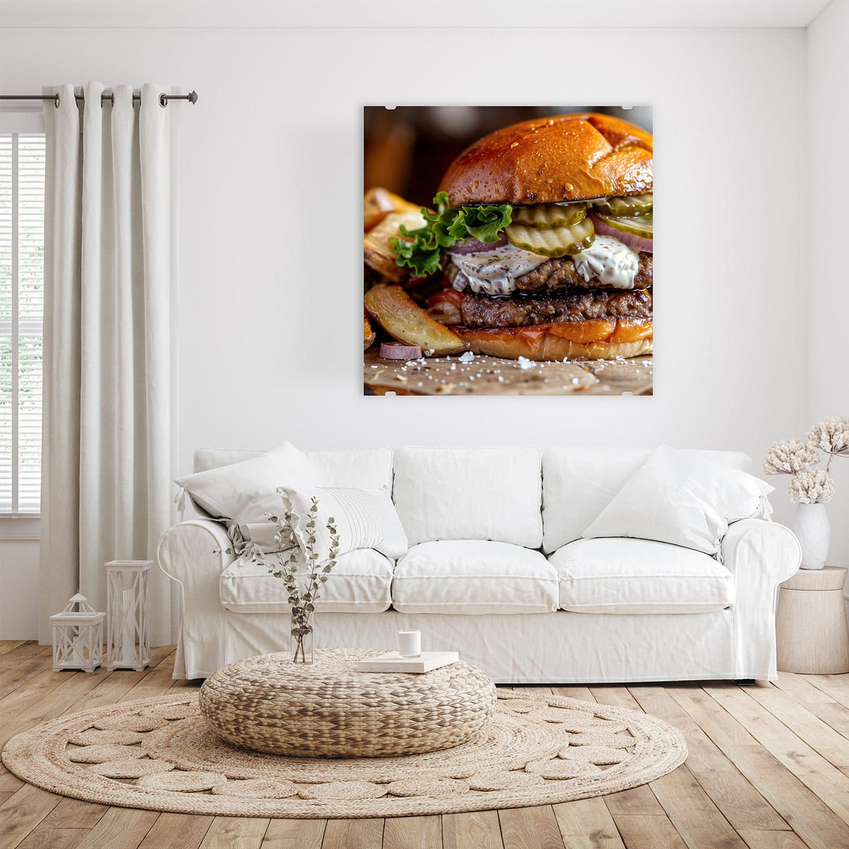 Burger mit Brioche-Bun, Salat, Gurkenscheiben, Zwiebeln und Soße, daneben Kartoffelspalten