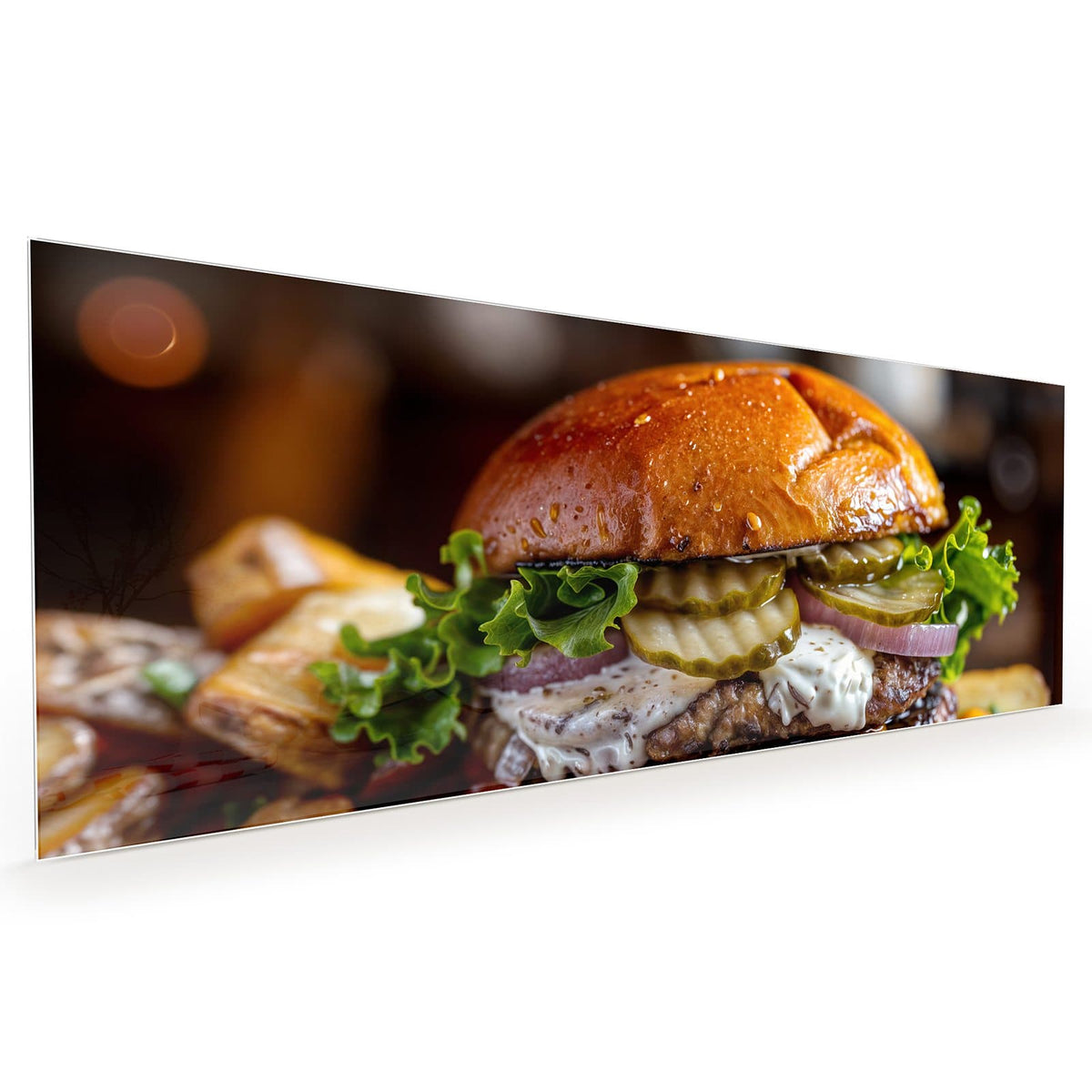Küchenrückwand aus Glas im Hochformat: Burger mit Brioche-Bun, Salat, Gurkenscheiben, Zwiebeln und Soße, daneben Kartoffelspalten