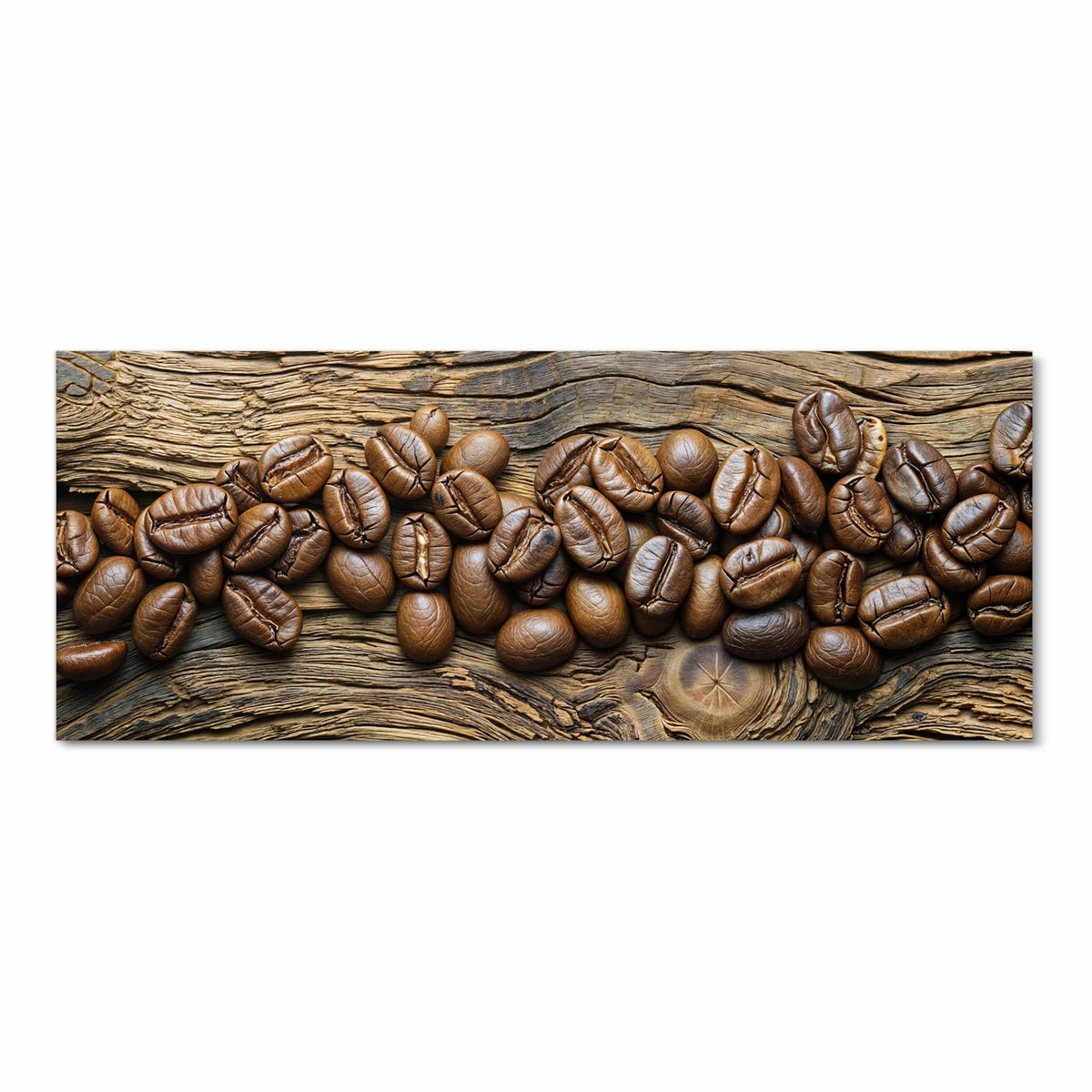 Geröstete Kaffeebohnen in einer Reihe auf stark verwittertem, rissigem Altholz