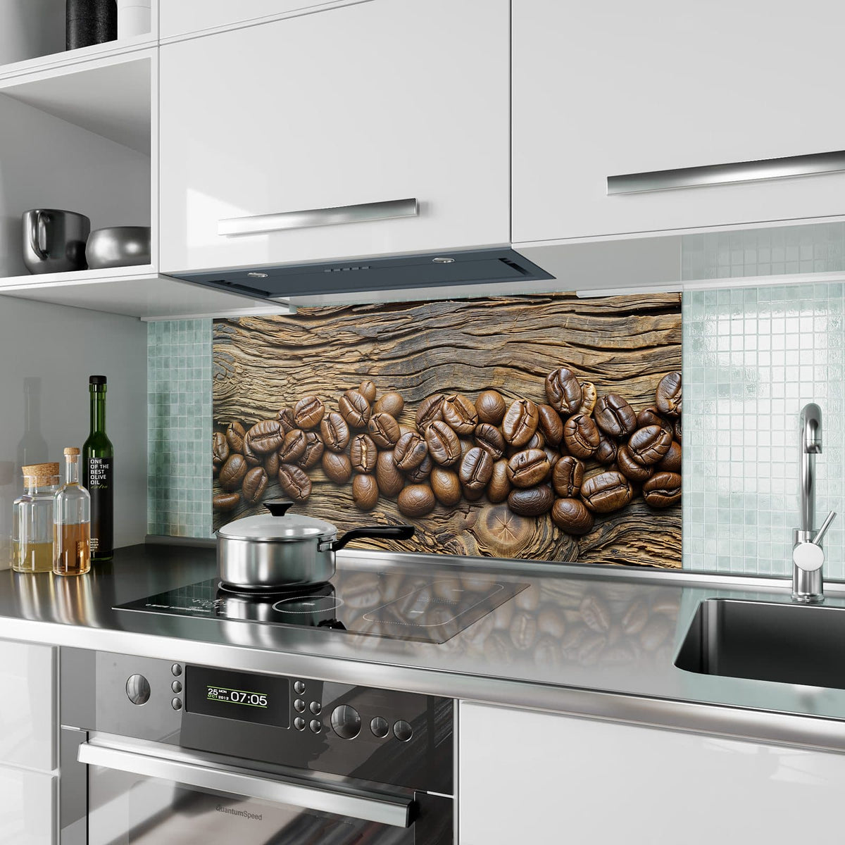 Küchenrückwand aus Glas Kaffeebohnen auf Altholz im Hochformat als Spritzschutz hinter dem Kochfeld, über dem Fliesenspiegel montiert