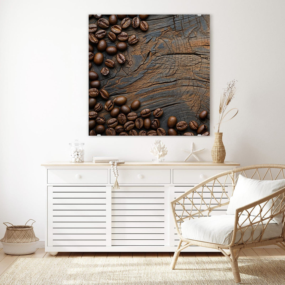 Glasbild Bohnenrahmen auf Holz an der Wand – Kaffeebohnen an zwei Bildrändern auf tief rissigem, grau-braunem Altholz