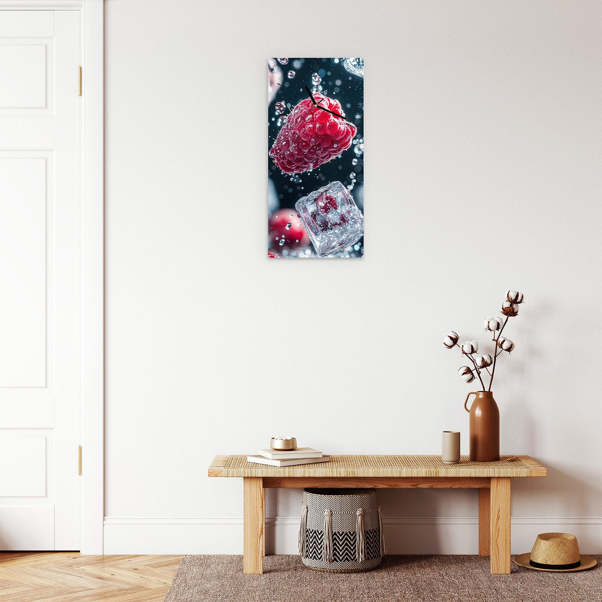 Wanduhr aus Glas im Hochformat Himbeeren und Eiswürfel mit Ziffernblatt Linie über einer Holzbank im Flur