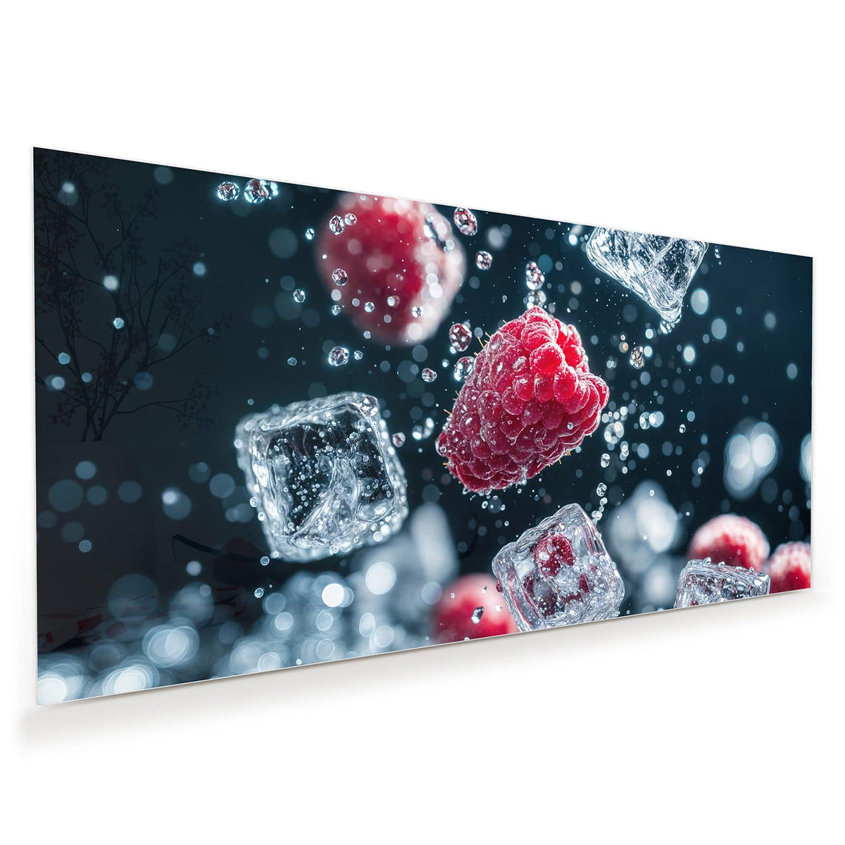 Himbeeren zwischen Eiswürfeln und Luftblasen vor dunkelblauem Grund, eine Beere sitzt im Eiswürfel