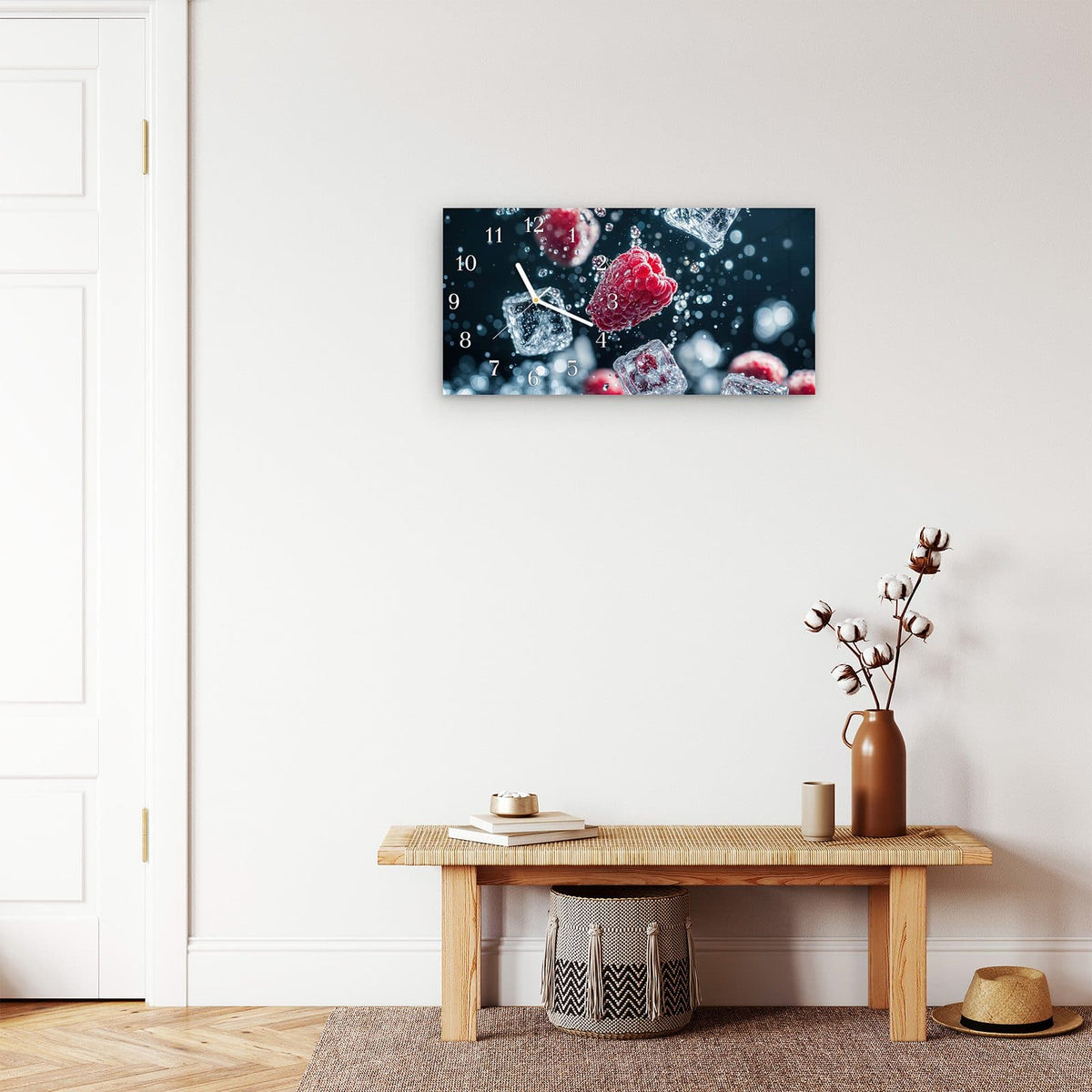Moderne Wanduhr aus Glas mit Farbtiefe – Wanduhr Himbeeren im Regen aus Glas – Querformat 60 × 30 cm
