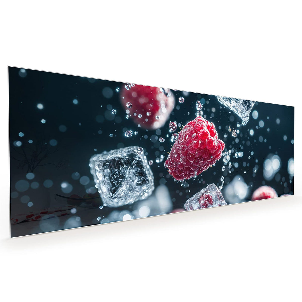 Küchenrückwand aus Glas im Hochformat: Himbeeren zwischen Eiswürfeln und Luftblasen vor dunkelblauem Grund, eine Beere sitzt im Eiswürfel
